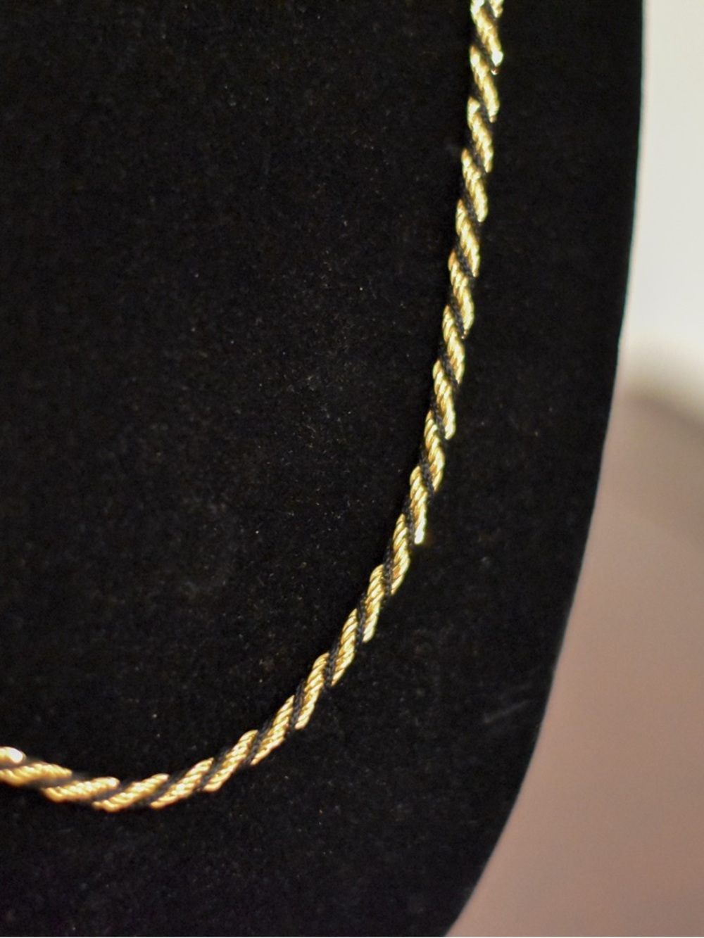 Vintage 1980’s Trifari Gold Tone Twisted Rope Chain Necklace 30 Inches - Picture 4 of 4